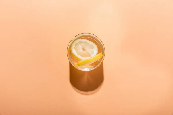 Top View Fresh Water Lemon Slices Glass Beige Shadow — Stock Photo, Image