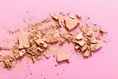 Üst görünüm bej ve çatlak yüz pudrası pembe üzerine 