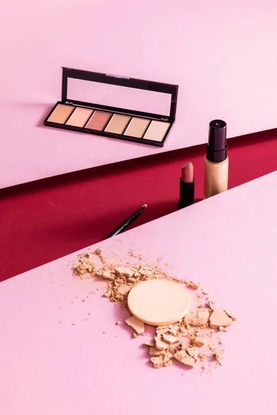 Øjenskygge Kosmetisk Børste Makeup Foundation Læbestift Nær Revnet Ansigtspulver Pink - Stock-foto