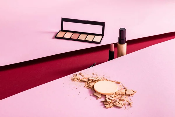 Make Foundation Lidschatten Lippenstift Und Kosmetikpinsel Gesichtsnähe Puder Auf Rosa — Stockfoto