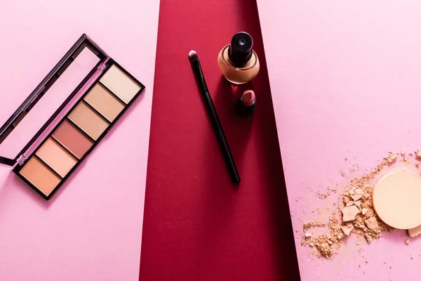 Top View Makeup Foundation Kosmetisk Borste Läppstift Och Ögonskugga Nära — Stockfoto