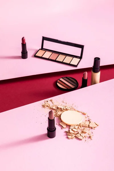 Makeup Foundation Ögonskuggspaletter Och Läppstift Nära Spruckna Ansiktspulver Rosa Och — Stockfoto