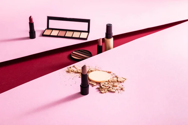 Eye Shadow Palettes Lipsticks Cracked Face Powder Face Foundation Pink — Stock Photo, Image