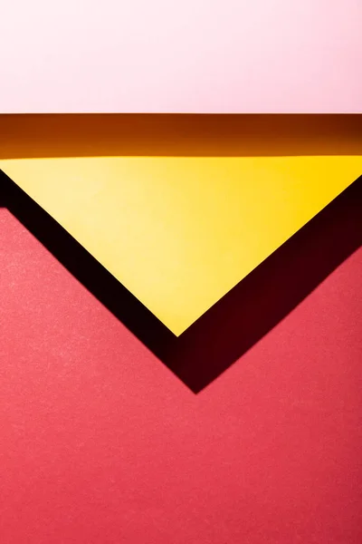 Kırmızı Üzerine Boş Pembe Sarı Kağıt Çarşafların Üst Görünümü — Stok fotoğraf