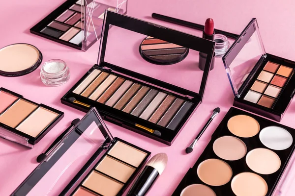 Blozen Oogschaduw Paletten Buurt Van Cosmetische Borstels Lippenstift Roze — Stockfoto