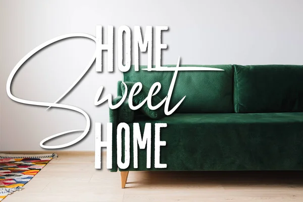 Sofá Verde Com Travesseiro Perto Tapete Colorido Lar Doce Casa — Fotografia de Stock