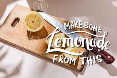 Gri masadaki ahşap tahtada limon dilimlenmiş. Bu harflerden biraz limonata yap.