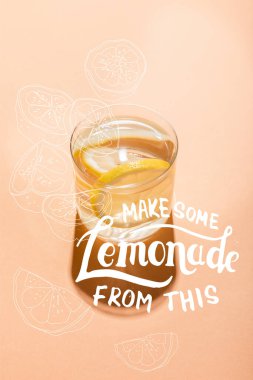 Bir bardak taze su ve bej üzerine limon dilimleri. Bu harflerden biraz limonata yap. 