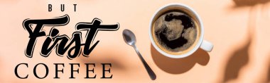 Kahve fincanı ve çay kaşığı bej rengi ama ilk kahve harfleri, web sitesi başlığı