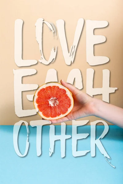 Cropped View Female Hand Juicy Grapefruit Half Love Each Other — Stock Photo, Image