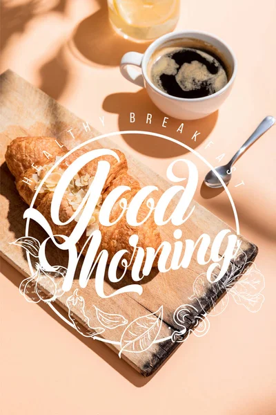 在木板上放上新鲜的羊角面包 在米色桌子上放上一杯咖啡 配上健康的早餐 早上好 — 图库照片