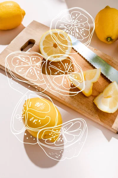 Свежие Целые Вырезанные Лимоны Деревянной Доске Ножом Сером Столе Рисунком — стоковое фото
