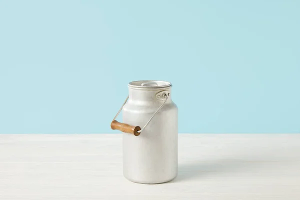 Imagen de primer plano de lata de leche de aluminio sobre fondo azul - foto de stock