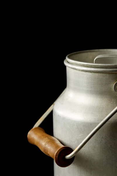 Vue rapprochée du lait en boîte en aluminium isolé sur fond noir — Photo de stock