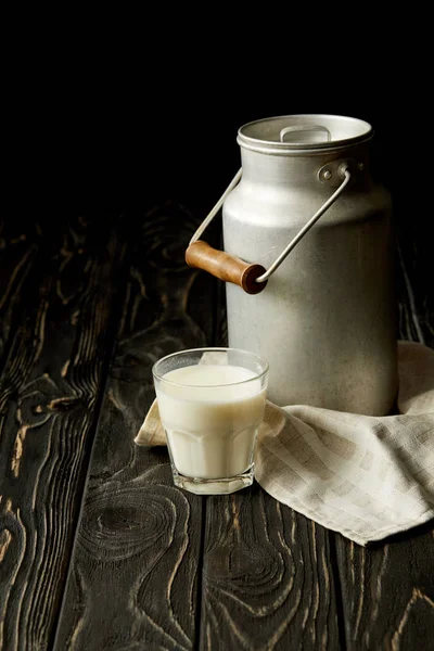 Milch in Glas-Aluminiumdose auf Sacktuch auf schwarzer Holzoberfläche — Stockfoto