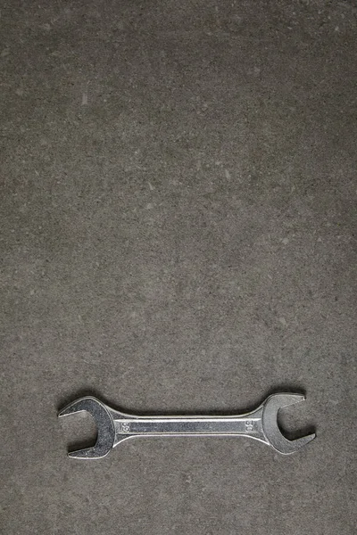 Vista elevada da chave na superfície cinzenta — Fotografia de Stock