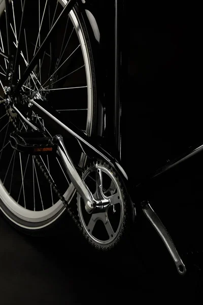 Vista de cerca de los pedales, la cadena y la rueda de la bicicleta clásica aislada en negro - foto de stock