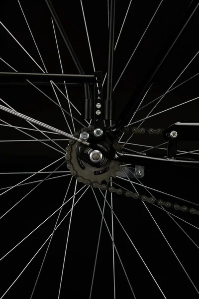 Détail de roue de vélo isolé sur noir, vue rapprochée — Photo de stock