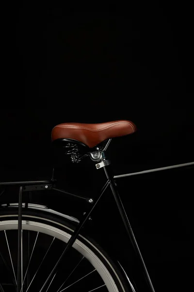 Крупным планом вид седла и колеса винтажного велосипеда, изолированного на черном — стоковое фото