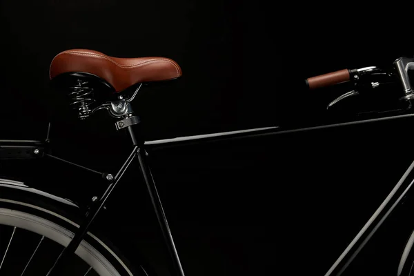 Крупным планом вид седла и руля классического велосипеда, изолированного на черном — стоковое фото