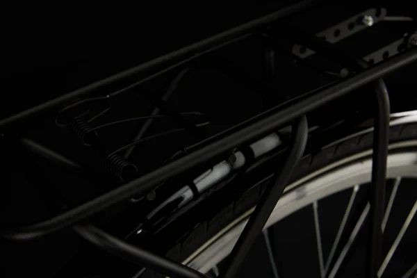 Vue rapprochée de la roue du vélo isolé sur noir — Photo de stock