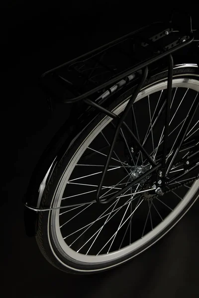 Vue rapprochée de la roue du vélo classique isolé sur noir — Photo de stock