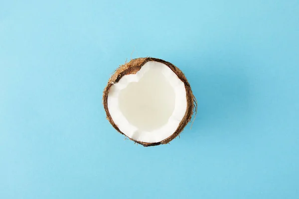 Vue de dessus de noix de coco fraîche coupée isolée sur bleu — Photo de stock