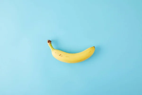 Draufsicht auf frische Banane isoliert auf blau — Stockfoto