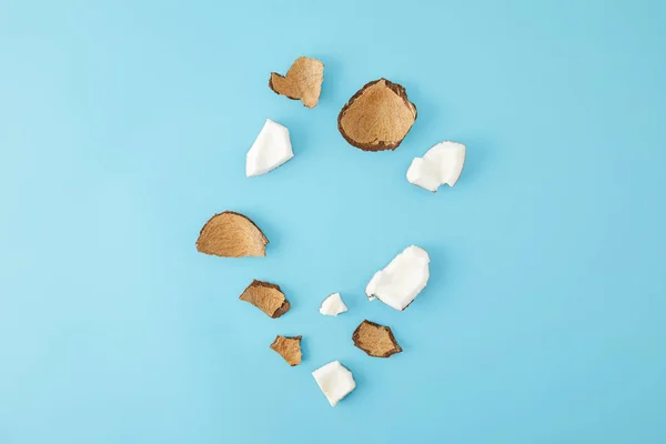 Vista dall'alto di pezzi disposti cocco isolato su blu — Foto stock