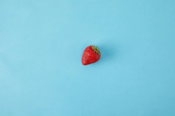 Draufsicht auf reife Erdbeere isoliert auf blau — Stockfoto