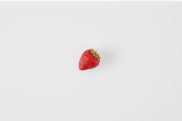 Vista superior de fresa madura aislada en blanco - foto de stock