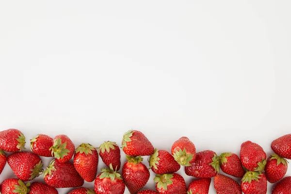 Draufsicht auf arrangierte frische Erdbeeren isoliert auf weiß — Stockfoto