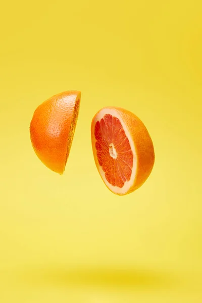 Vista de cerca del pomelo cortado aislado en amarillo - foto de stock