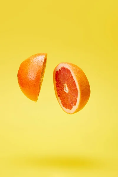 Vista de cerca del pomelo cortado aislado en amarillo — Stock Photo