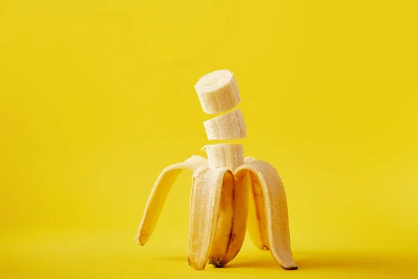 Vista ravvicinata della banana tagliata matura isolata sul giallo — Foto stock