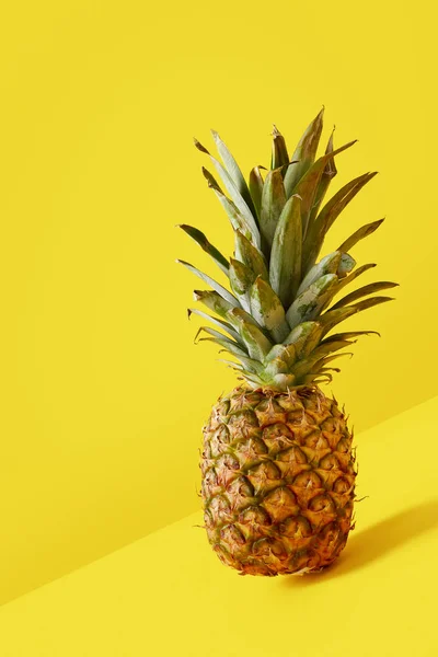 Vista da vicino di ananas fresco su sfondo giallo — Foto stock