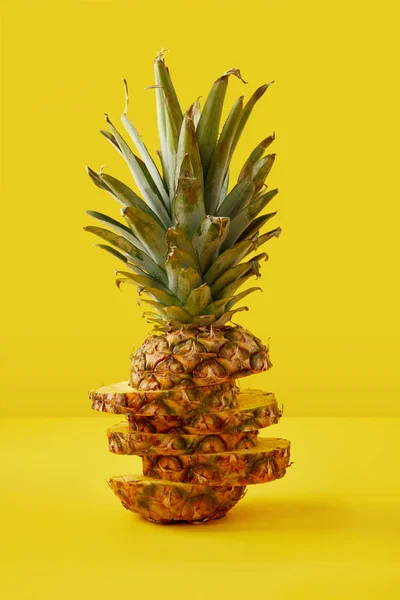 Vista da vicino del taglio di frutta esotica ananas su sfondo giallo — Foto stock