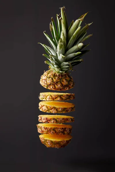 Nahaufnahme der geschnittenen reifen Ananas isoliert auf schwarz — Stockfoto