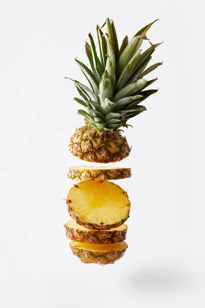 Nahaufnahme von frisch geschnittenen Ananas exotische Früchte isoliert auf weiß — Stockfoto