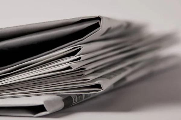 Gros plan de pile de journaux, accent sélectif sur le blanc — Photo de stock