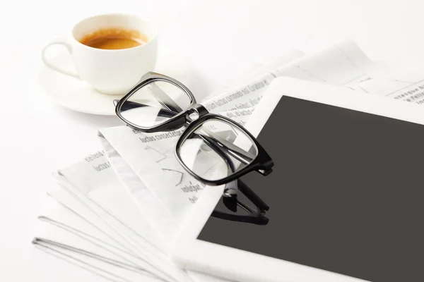 Óculos, xícara de café, tablet digital e pilha de jornais, em branco — Fotografia de Stock