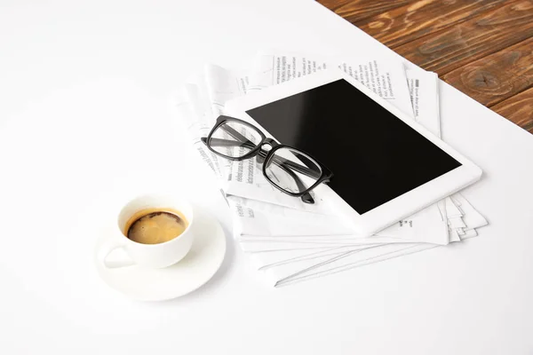 Vista, taza de café, papel de periódico y tableta digital con pantalla en blanco, en blanco - foto de stock