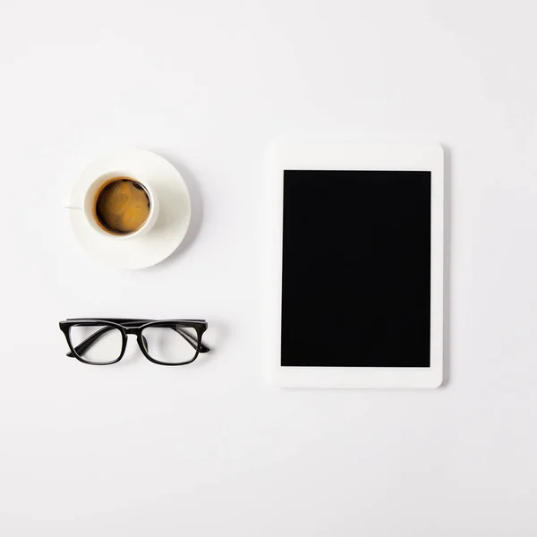 Plat laïc avec tasse de café, lunettes et tablette numérique avec écran blanc — Photo de stock