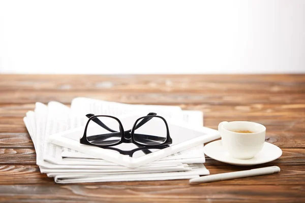 Vista, tazza di caffè, tavoletta digitale e mucchio di giornali su superficie di legno — Foto stock