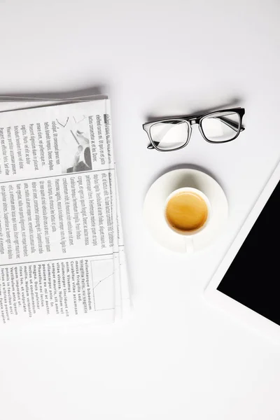 Posa piatta con occhiali da vista, caffè, tablet digitale e giornali, su bianco — Foto stock