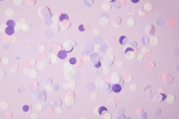 Vue de dessus des morceaux de confettis violets dispersés sur la surface — Photo de stock