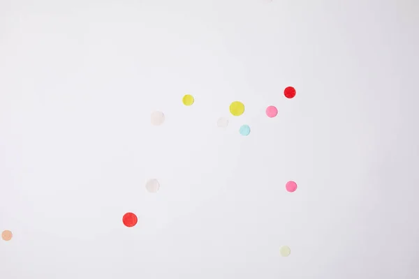 Vue de dessus des morceaux de confettis colorés isolés sur blanc — Photo de stock