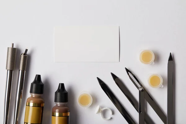 Вид зверху інструментів для постійного макіяжу та білого паперу ізольовані на білому — стокове фото