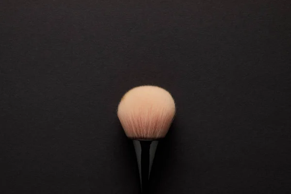 Vue de dessus de la brosse de maquillage pour maquillage permanent isolé sur noir — Photo de stock