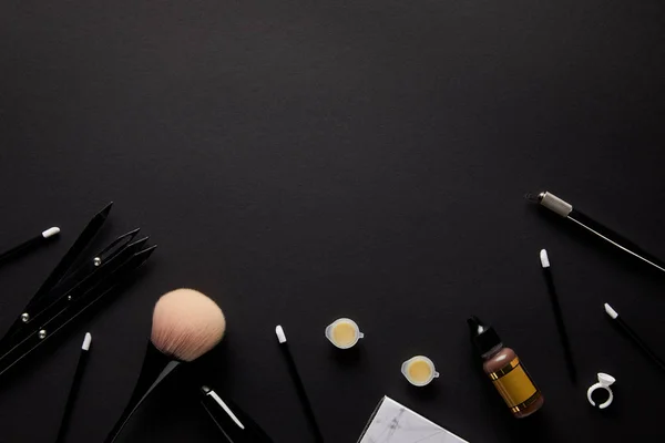 Vue surélevée des outils pour un maquillage permanent isolé sur noir — Photo de stock